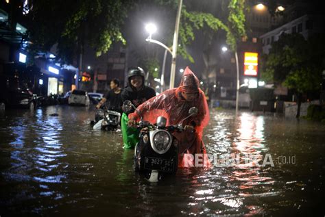 Bpbd Dki Banjir 2 2 Meter Kembali Landa Jaktim Dan Jaksel Republika