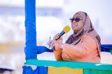 Rais Dkt Samia Azungumza Na Wananchi Tunduma Akielekea Dodoma Picha