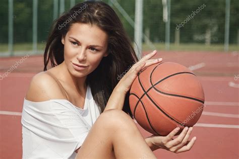 Sexy Fille Avec Ballon De Basket Image Libre De Droit Par Ayphoto © 106346982