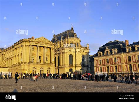 Le Ch Teau De Versailles Et La Foule De Touristes Trangers Formant Une