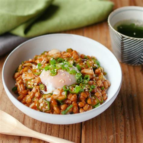 生のオクラでパパっと丼。「生オクラのネバネバ丼」のレシピと作り方を動画でご紹介します。火を使わずに簡単に作れる丼です。オクラはきちんと板ずりを