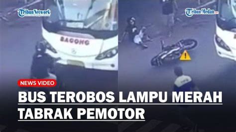 Detik Detik Bus Terobos Lampu Merah Dan Tabrak Pemotor Hingga