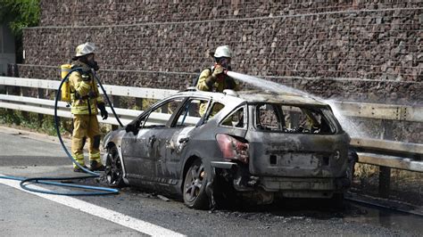 Mannheim Auto Brennt Nach Unfall Auf A6 Komplett Aus Stau Und