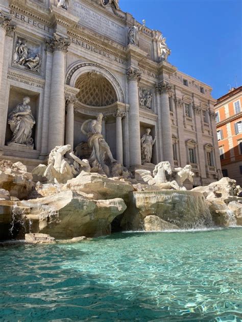 The Trellotto Fountain Is Surrounded By Statues And Water Features In