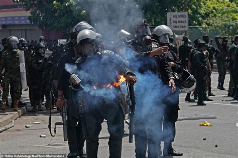 Violent Protesters Set Sri Lankan Prime Minister S House On Fire