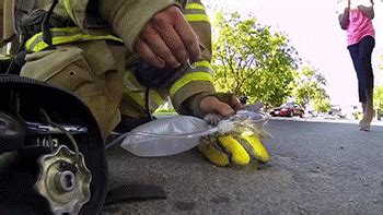 Thumbs Pro Smokeyhatesfire Sizvideos Gopro Fireman Saves Kitten