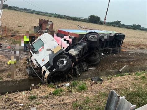 國1嘉義水上段半聯結車翻覆 2男送醫1人意識不清 社會 自由時報電子報