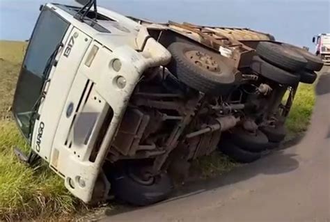 Apucarana Caminh O Da Prefeitura Tomba Em Desn Vel Nova Era News