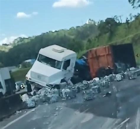 Carreta Se Choca Em Mureta E Tomba Na Fern O Dias Portal Rodonews Gvr