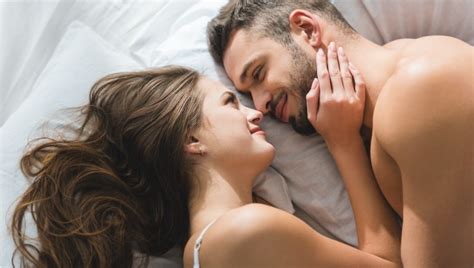 6 Reasons You Should Start Having Morning Sex According To An Expert