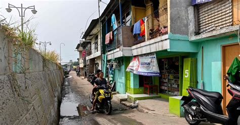 sinking city indonesias capital  brink  disaster  straits times