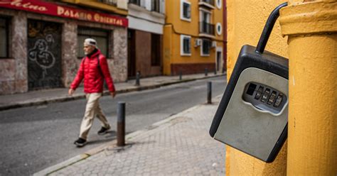 Granada prohibirá nuevas viviendas turísticas en los cuatro barrios más