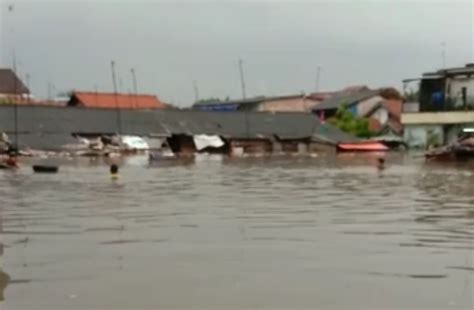 Miris Korban Banjir Di Bekasi Rebutan Bantuan Ipol Id