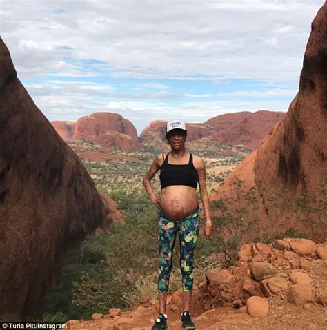 Turia Pitt Shows Off Her Baby Bump In Front Of Uluru Daily Mail Online