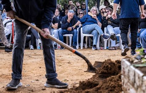 Guerre Hamas Israël Aux funérailles d un otage israélien la famille