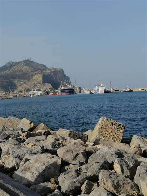 Palermo Dopo L Incendio La Nave La Superba Lascia Il Porto Sar