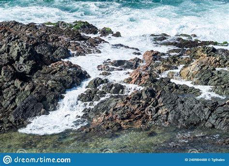 Ondas Do Oceano Quebrando Nas Rochas Da Praia Foto De Stock Imagem De