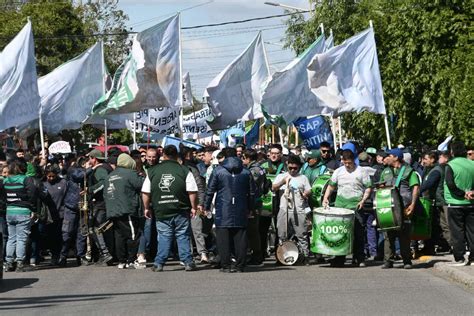 M S De Una Decena De Gremios De Santa Cruz Marcharon En Repudio Al Dnu