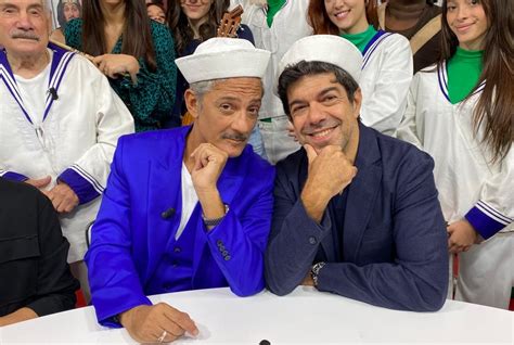 Favino Porta La Cultura Ai Semafori Lo Sketch Da Fiorello A Viva Rai 2