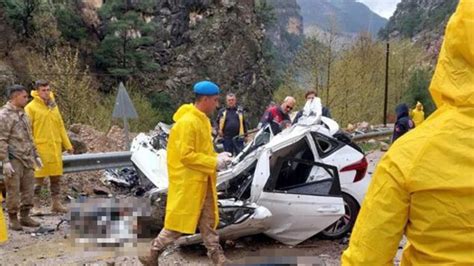 Adana da otomobilin üzerine kaya düştü 4 öğretmen feci şekilde can