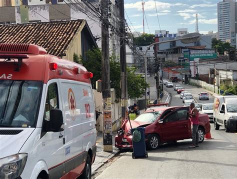 Idoso passa mal perde controle da direção de carro e colide veículo