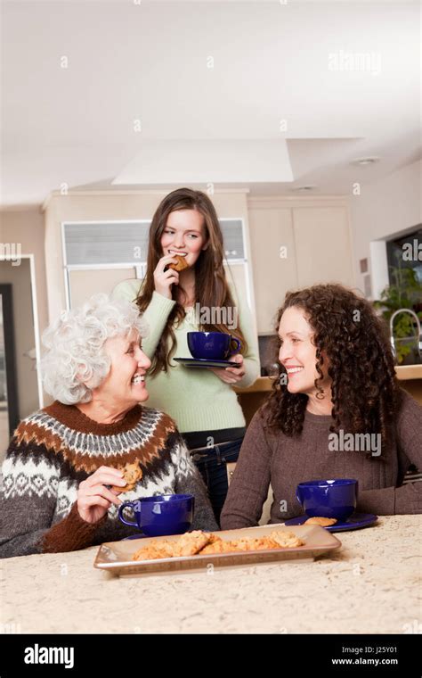 Le Portrait Dune Dame Senior à La Maison Avec Sa Fille Et Sa Petite