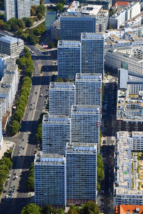 Luftaufnahme Berlin Hochhaus Gebäude im Wohngebiet entlang der