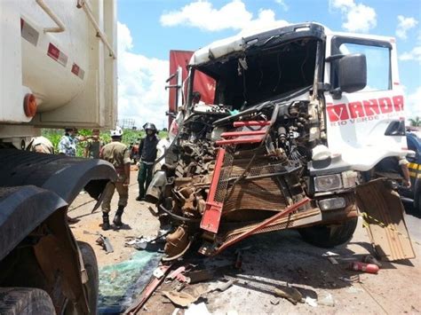 G Acidente Entre Carreta E Bitrem Deixa Um Ferido Na Br Em