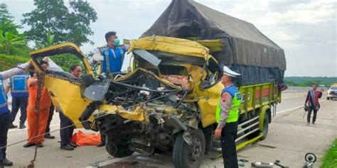 Truk Tabrak Truk Di Tol Batang Semarang Istri Sopir Meninggal Di