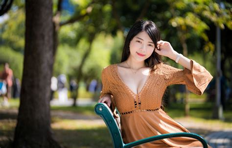 Wallpaper Look The Sun Trees Bench Pose Park Model Portrait For