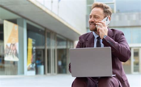 Trabajador De Negocios De Mediana Edad Hablando En Smartphone Usando