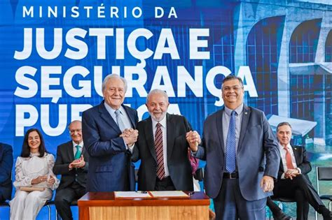 Lewandowski Toma Posse No Minist Rio Da Justi A E Promete Pol Tica