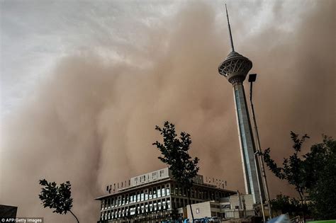 Allarme Per Nuova Tempesta Di Sabbia Su Teheran 5 Vittime Finora FOTO