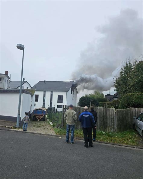 Dachstuhl In Flammen Euro Schaden Bei Brand Einer Doppelhaush Lfte