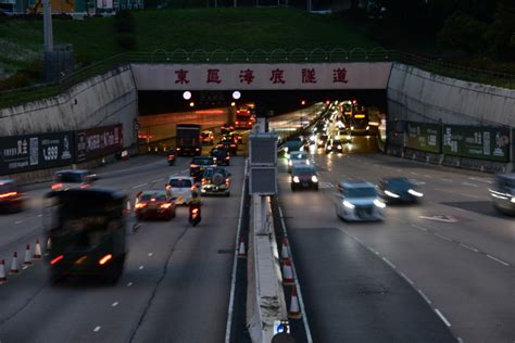 三隧分時段收費見效 西隧車流上升 紅隧東隧車流降 星島日報