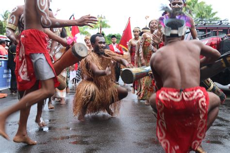 Wisuda STIH Diwarnai Budaya Papua Suriel Mofu Apresiasi Filep Wamafma