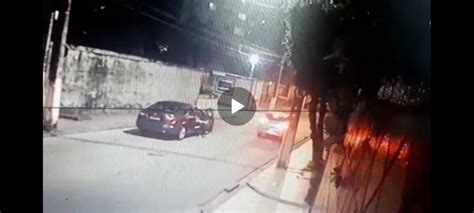 Vídeo Moradores flagram suposta agressão a mulher em residencial no