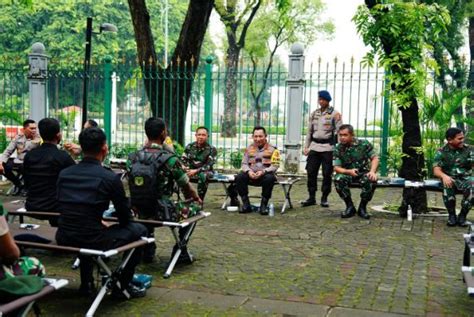 Makan Siang Bareng Kapolri Panglima Tni Apresiasi Personel Amankan