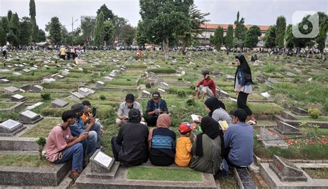 Tradisi Ziarah Kubur Di Momen Hari Raya Idul Fitri Foto Liputan6