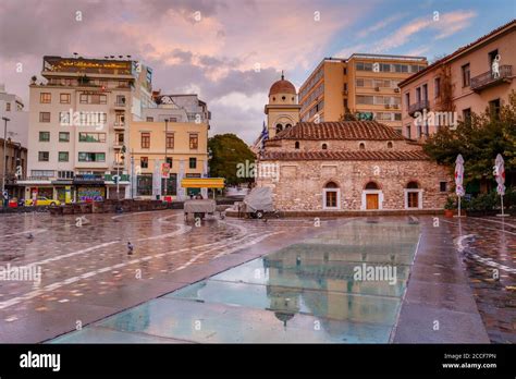 Una Antigua Iglesia Ortodoxa Griega En Plaza Monastiraki En Atenas