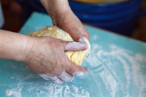 Las Manos De La Mujer Amasan La Pasta En Una Tabla Foto De Archivo