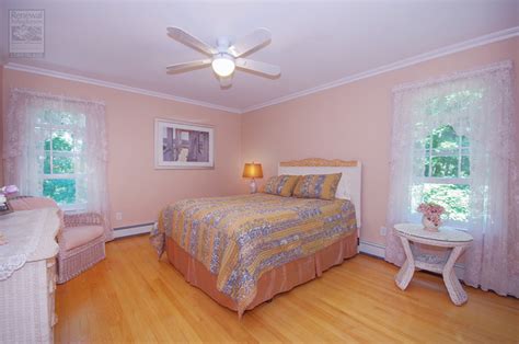 Pretty Master Bedroom With Double Hung Windows Dormitorio Nueva