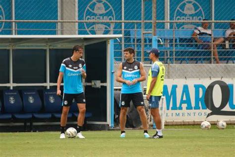 Geromel e Kannemann participam de treino dos reservas do Grêmio contra