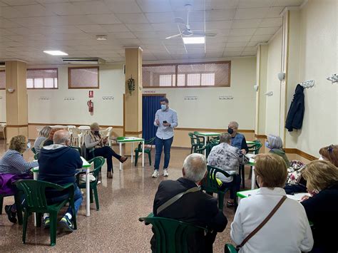 Torrevieja inicia un curso para el manejo del móvil en personas mayores