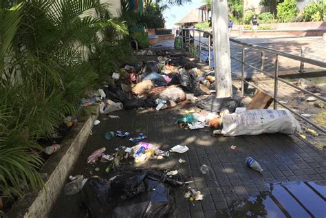 Basura En Los Accesos A Playa Icacos Tapa Coladeras Y Brotan Aguas