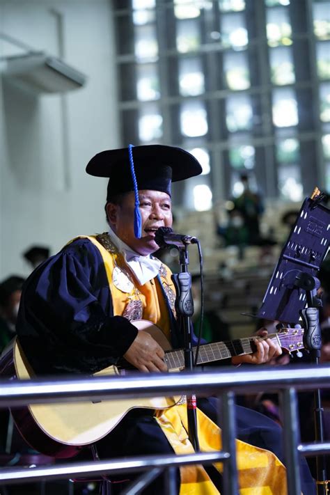 Momen Wisuda Terasa Spesial Saat Rektor Usu Nyanyikan Lagu Untuk Para