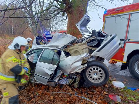 Powa Ny Wypadek Pod Olsztynem Bmw Uderzy O W Drzewo Z Du Pr Dko Ci