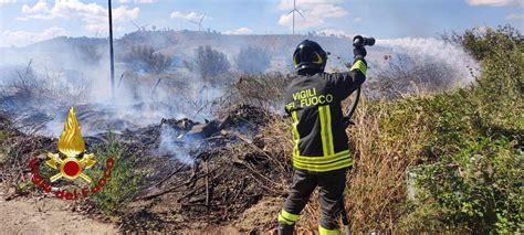 Incendi Calabria Il Vento Alimenta Le Fiamme Nel Crotonese Sul Posto