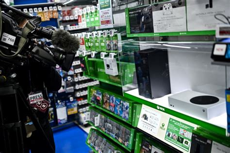 New Xbox Hits Stores Launching Holiday Season Console War Tech The Vibes