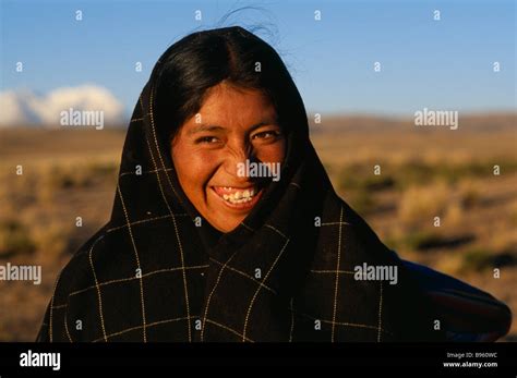 Altiplano De Bolivia La Paz Quechua Pastora Sonriendo Cerca De La Paz